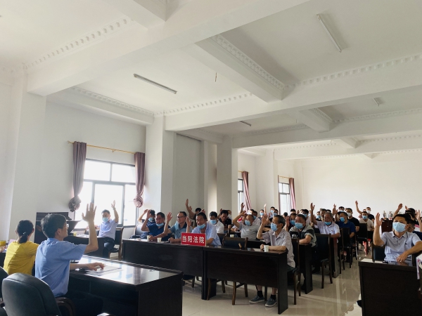 配图4-当阳法院机关党委、机关纪委换届选举大会圆满召开-举手表决.jpg