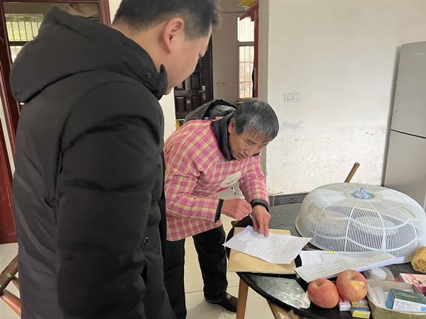 配图2入户办理领款，彰显司法温情.JPG