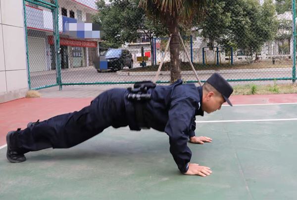 配图素质强警，锤炼当法精兵-波比跳_副本.jpg