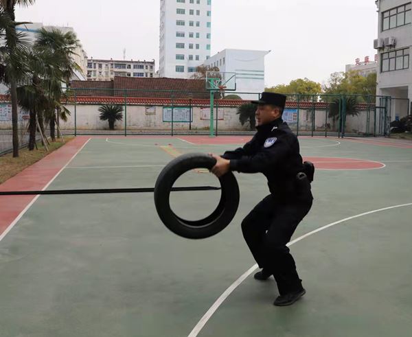 配图素质强警，锤炼当法精兵-举轮胎_副本_副本.jpg