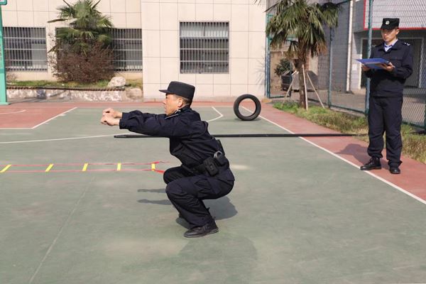 配图立足新起点，踏上新征程：当阳法院圆满完成实战化训练考核验收-深蹲_副本.jpg