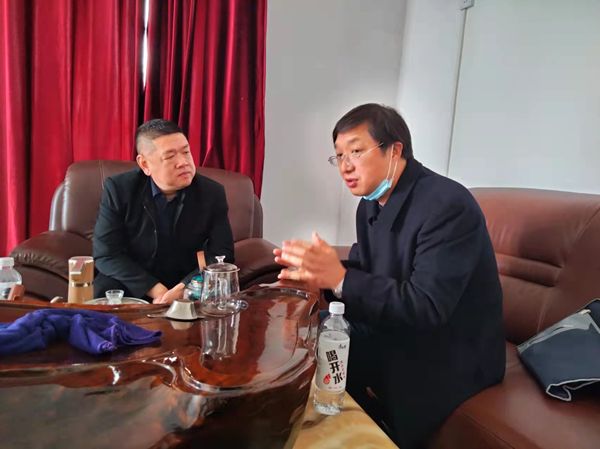配图法官上门送达调解 为企业解忧化纠纷1_副本.jpg