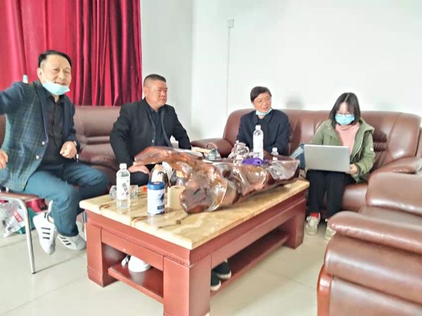 配图法官上门送达调解 为企业解忧化纠纷2_副本.jpg