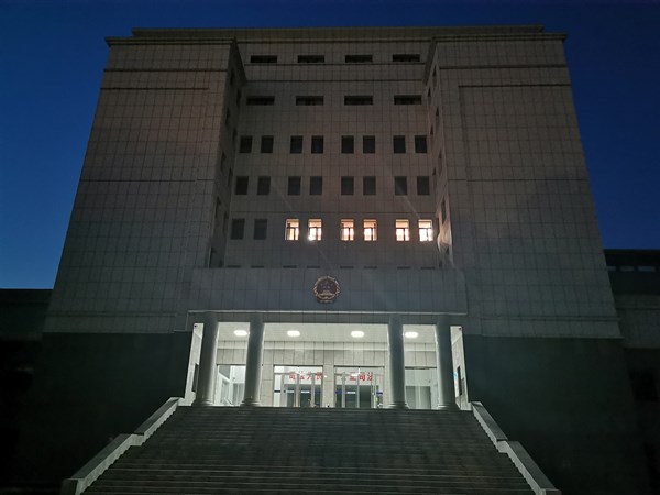 配图1夜间审判“进行时” 司法为民“不打烊”_副本.jpg