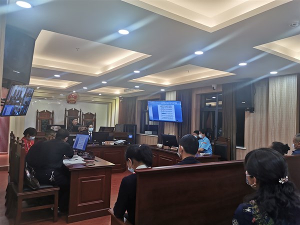 配图2夜间审判“进行时” 司法为民“不打烊”_副本.jpg