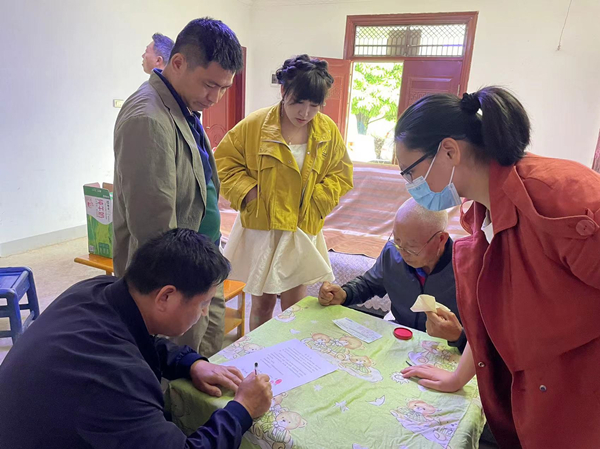 配图“上门服务”送案款  不让群众多跑路_副本.jpg