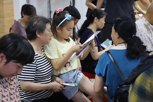 配图3下基层察民情解民忧暖民心：一场别开生面的群众会-意见建议_副本.jpg