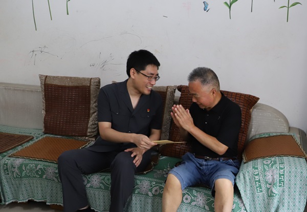 配图庆七一、话初心、勇担当：当阳法院开展庆祝建党101周年系列活动-慰问老党员_副本.jpg