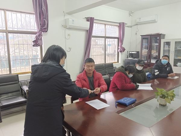 配图2巡回审判入乡村，敲响新年第一槌_副本.jpg