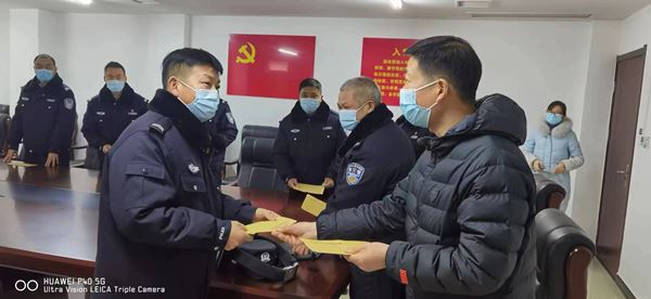 配图当阳法院开展春节走访慰问活动-辅警_副本.jpg