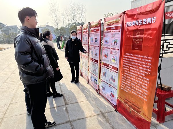 配图2两河法庭“平安春节法治护航”法治宣传进乡村活动_副本.jpg