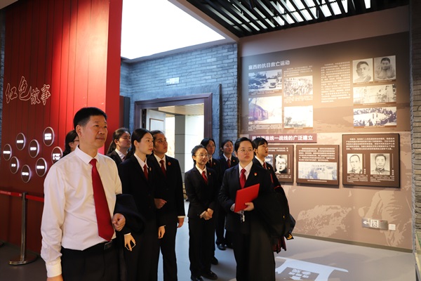 配图青春·誓言丨以青春之名，向宪法宣誓-参观_副本.jpg