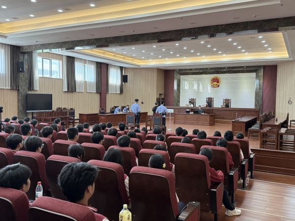 配图2庭审变课堂，敲响禁毒警示钟_副本.jpg